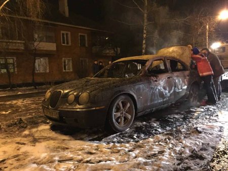 В Харькове около аэропорта горел Jaguar (ФОТО)