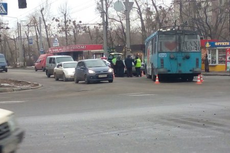 На Холодной горе троллейбус столкнулся с Mitsubishi (фото, дополнено)