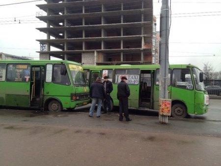 На Ботаническом саду два автобуса не поделили остановку (ФОТО)