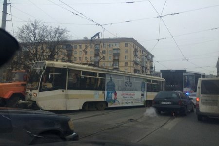 На Московском проспекте трамвай сошел с рельсов и врезался в грузовик (фото)