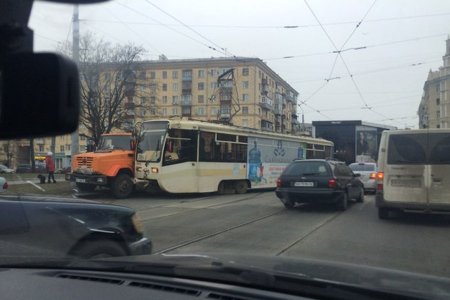 На Московском проспекте трамвай сошел с рельсов и врезался в грузовик (фото)