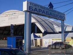 На «Барабашово» рухнул навес: магазины оказались в снежной ловушке (ФОТО)