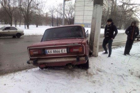 На Салтовке "Лада" въехала в столб (фото)