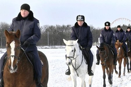 Харьков патрулируют полицейские на лошадях (фото)