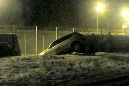 На окружной автомобиль влетел в забор (фото)