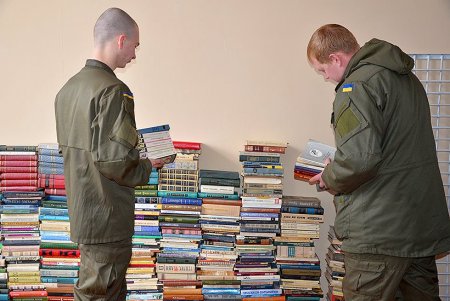 Харьковчанин передал гвардейцам более 500 книг из семейной библиотеки (фото)