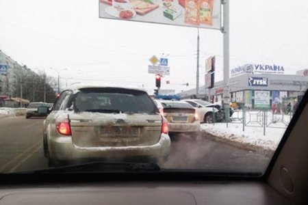 На Салтовке автомобиль въехал в столб (фото)