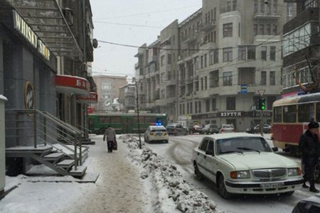 На Сумской троллейбус въехал в Mercedes (фото)