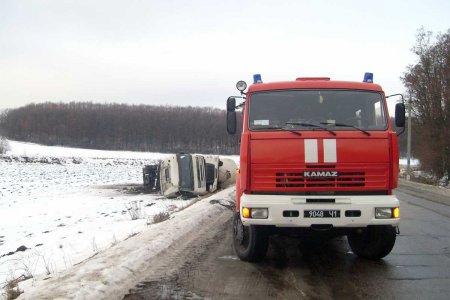 Под Харьковом перевернулся бензовоз (фото)