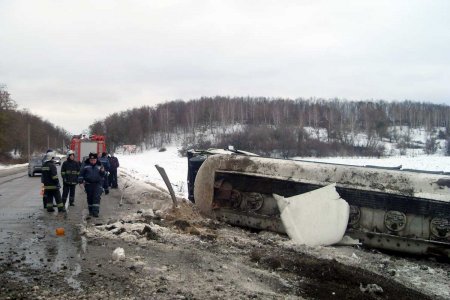 Под Харьковом перевернулся бензовоз (фото)