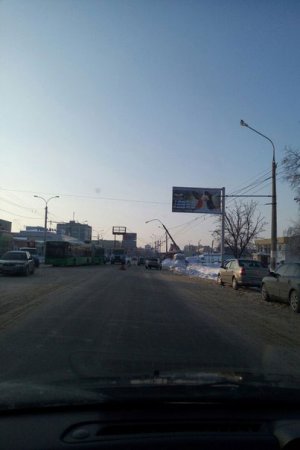 На Салтовке столб покосился и навис над проезжей частью (фото)