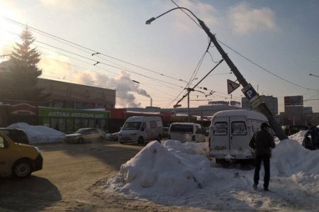 На Салтовке столб покосился и навис над проезжей частью (фото)