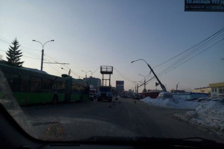 На Салтовке столб покосился и навис над проезжей частью (фото)