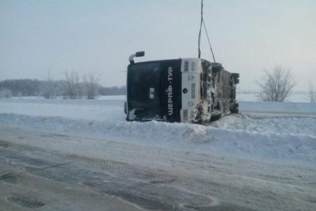 Под Харьковом перевернулся автобус с пассажирами (фото)