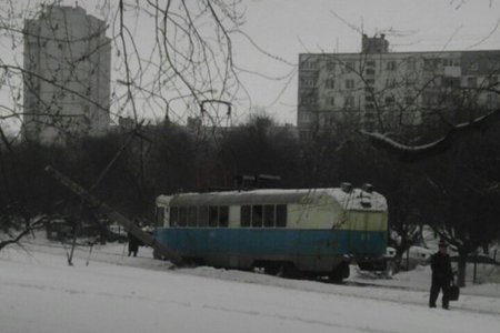 На Салтовке ремонтный трамвай сбил столб (фото)