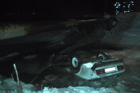 В Харькове автомобиль с водителем провалился под лед. Мужчина погиб (фото, видео)