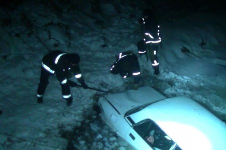 В Харькове автомобиль с водителем провалился под лед. Мужчина погиб (фото, видео)