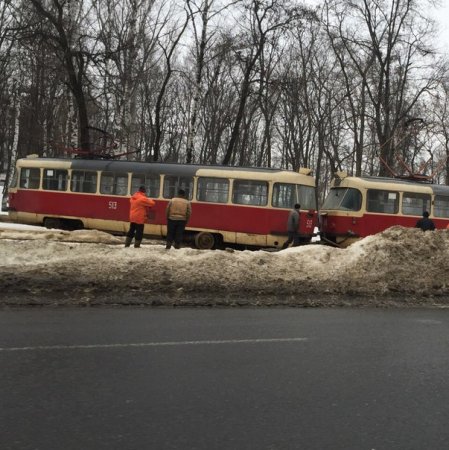 В районе парка Горького с рельсов сошел трамвай