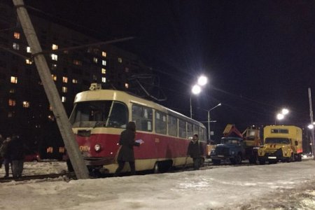 На Алексеевке трамвай врезался в столб (фото)