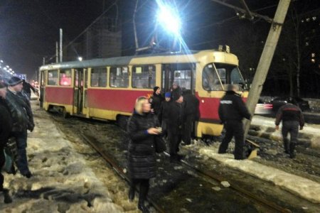 На Алексеевке трамвай врезался в столб (фото)