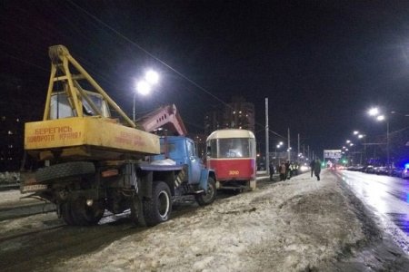 На Алексеевке трамвай врезался в столб (фото)