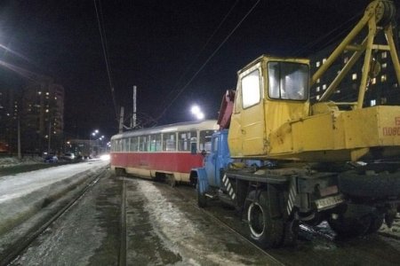 На Алексеевке трамвай врезался в столб (фото)