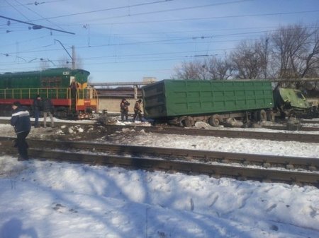 На Сортировке грузовик вылетел на железнодорожное полотно