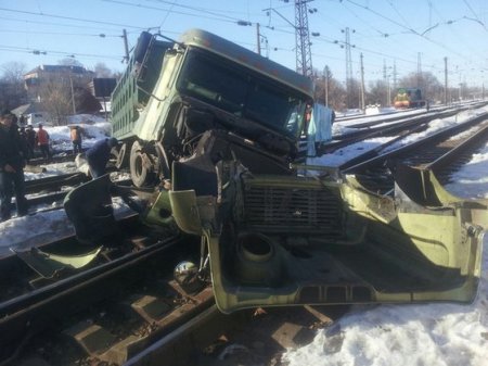 На Сортировке грузовик вылетел на железнодорожное полотно