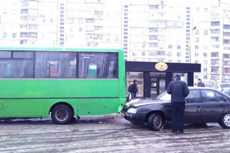 В Харькове - две аварии с маршрутками (фото)