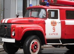 В Харькове 2 микроавтобуса сгорели вместе с хозпостройками