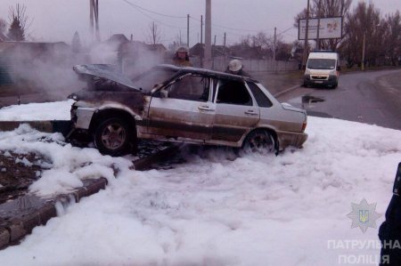 Посреди дороги сгорела машина (фото, видео, дополнено)