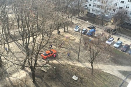 Погоня на Салтовке: машина въехала на детскую площадку (дополнено, фото, видео)