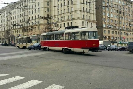 В центре сошел с рельсов трамвай