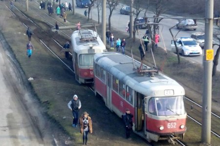 На Тракторостроителей трамвай снес столб (фото)