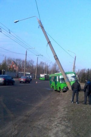 Маршрутка влетела в столб (фото)