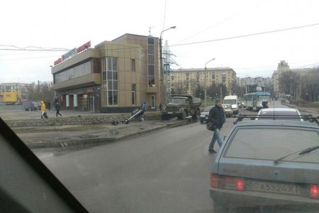 На Салтовке грузовик снес светофор (фото, дополнено)