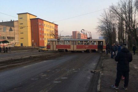 На Морозова трамвай стал поперек дороги (фото)