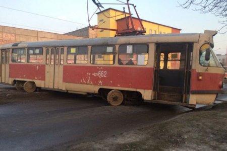 На Морозова трамвай стал поперек дороги (фото)