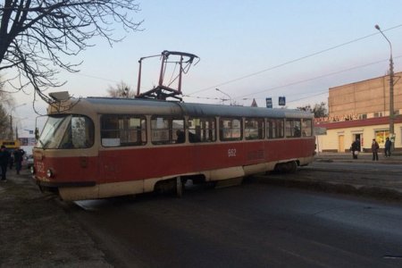 На Морозова трамвай стал поперек дороги (фото)