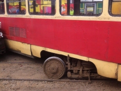 На Москалевке трамвай стал поперек дороги