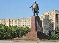Место памятника Ленину засыпали (фото)