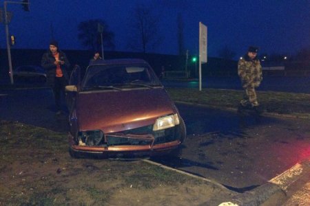 На Гагарина Opel въехал в светофор (фото)