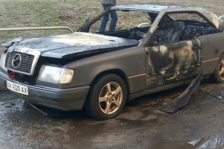 На Салтовке сгорел Mercedes (фото)