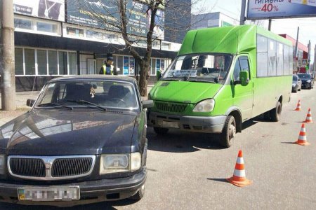 Маршрутка врезалась в припаркованные авто (фото)