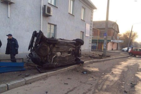 Пьяный водитель впечатал Mercedes в столб (фото)