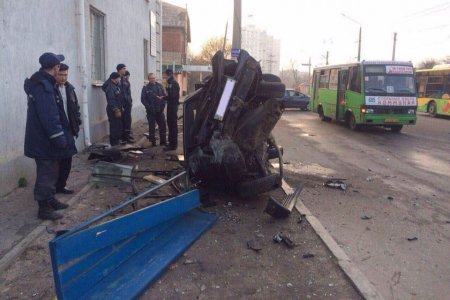 Пьяный водитель впечатал Mercedes в столб (фото)