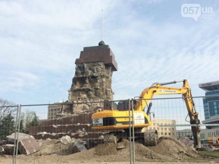 На площади Свободы коммунальщики начали сносить остатки памятника Ленину (ФОТО)