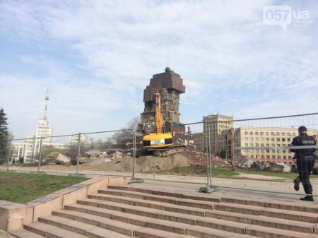 На площади Свободы коммунальщики начали сносить остатки памятника Ленину (ФОТО)