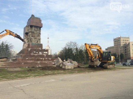 На площади Свободы коммунальщики начали сносить остатки памятника Ленину (ФОТО)