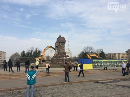 На площади Свободы коммунальщики начали сносить остатки памятника Ленину (ФОТО)